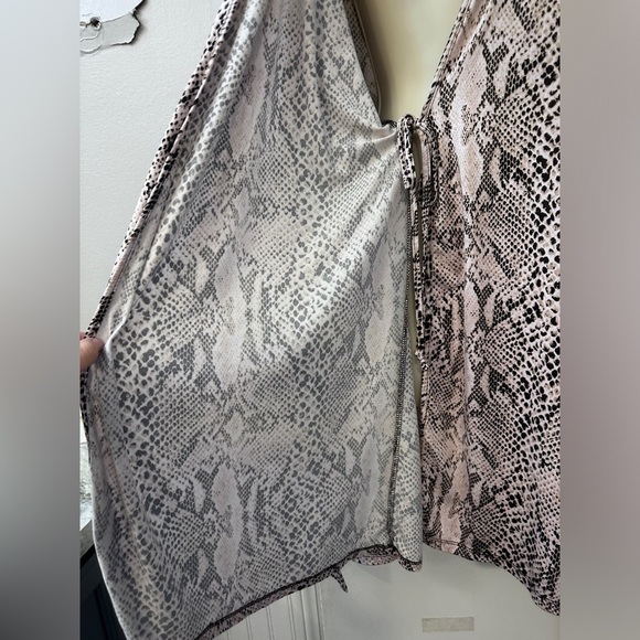 Secret Treasures Women’s Snake Print Kimono Style Robe with Belt M - Picture 7 of 10